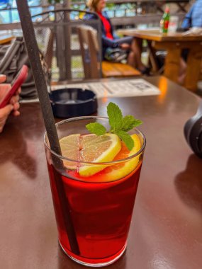 Limonlu, naneli, buzlu ve taze meyveli ahududu kokteyli. Yüksek kalite fotoğraf