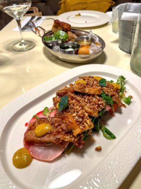 Yumurta sarısı ve sebzeli kızarmış domuz eti çok güzel bir sunum. Yüksek kalite fotoğraf