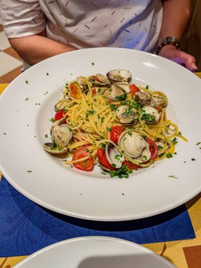 Vongole soslu spagetti, kabuklu makarna, sarımsak ve sos, açık arkaplanda. Yüksek kalite fotoğraf