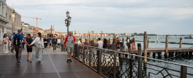 Venedik, İtalya - 22 Eylül 2024: Venedik, İtalya 'daki Büyük Kanal, üzerinde yüzen teknelerin görüntüsünü sunuyor. Yüksek kalite fotoğraf