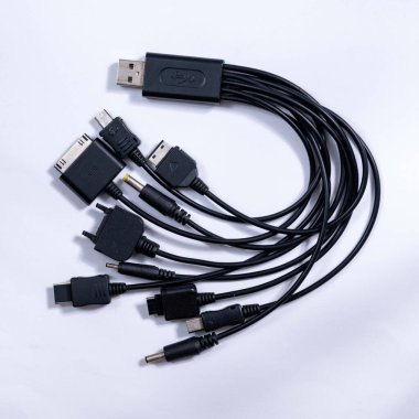 Farklı aygıtların etkili bağlantıları için çoklu bağlantı USB kablosu şarj edildi. Yüksek kalite fotoğraf