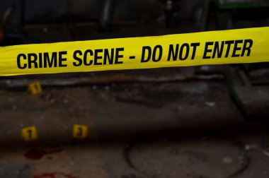 Kan lekeleri ve Numaralı İşaretlerle Olay Yeri İnceleme. Yüksek kalite fotoğraf