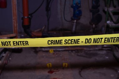 Kan lekeleri ve Numaralı İşaretlerle Olay Yeri İnceleme. Yüksek kalite fotoğraf