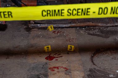 Kan lekeleri ve Numaralı İşaretlerle Olay Yeri İnceleme. Yüksek kalite fotoğraf