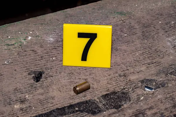 Olay yerinde üzerinde 7 numaralı sarı kanıt işareti olan mermi kovanı bulundu. Yüksek kalite fotoğraf