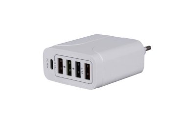 Saydam bir arkaplanda çoklu cep telefonu ve modern cihazları şarj etmek için USB adaptörü. Yüksek kalite fotoğraf