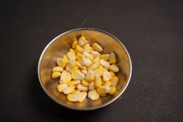 Mısır taneleri sert bir kabuk içeren küçük mısır meyveleri, yoğun nişasta dolu endosperm ve büyümek için gerekli embriyo mikrobu içerir.