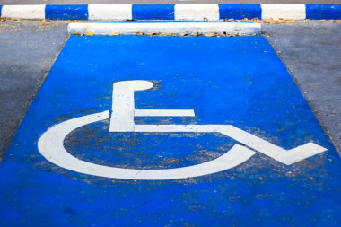 sembol olarak mavi alternatif beyaz ile ulaşılabilir park.