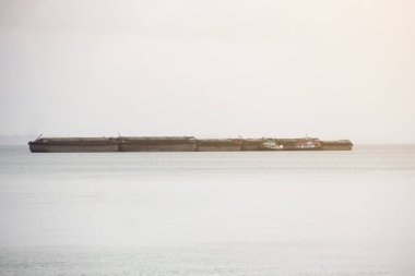 Bulutlu Gökyüzü Altında Yüzen Büyük Kargo Gemisi