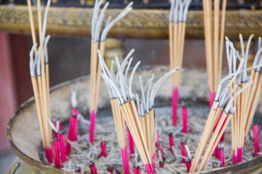 Kül Doldurulmuş Merkezde Tütsü Çubukları