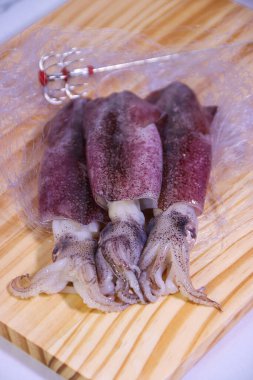 Kısmi Ağ ve Dikey Düzenlemeli Tahta Kesme Tahtasında Üç Mürekkep Biçimi