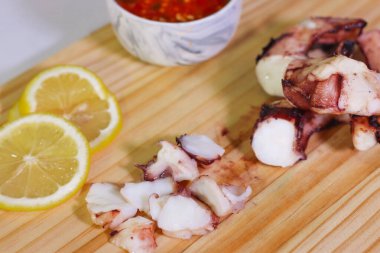 Izgara ahtapot dilimleri soslu ve limonlu.