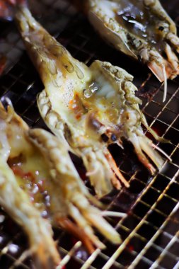 Paslanmaz Çelik Izgara 'da Kaynayan Taze Nehir Karides Roe