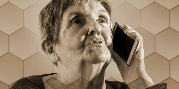 Mujer Mayor Usando Teléfono Inteligente Patrón Geométrico — Foto de Stock