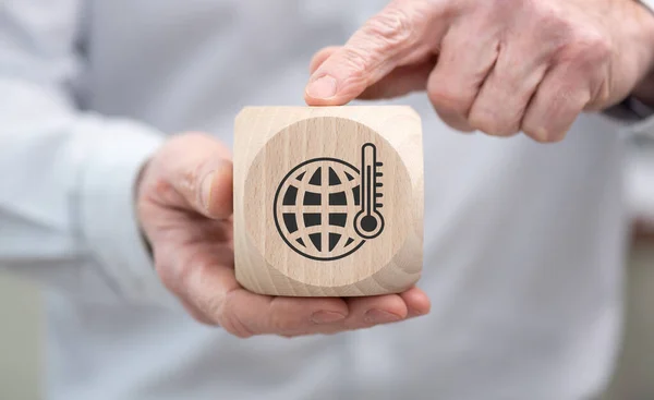 Hand Met Een Houten Kubus Met Symbool Van Global Warming — Stockfoto