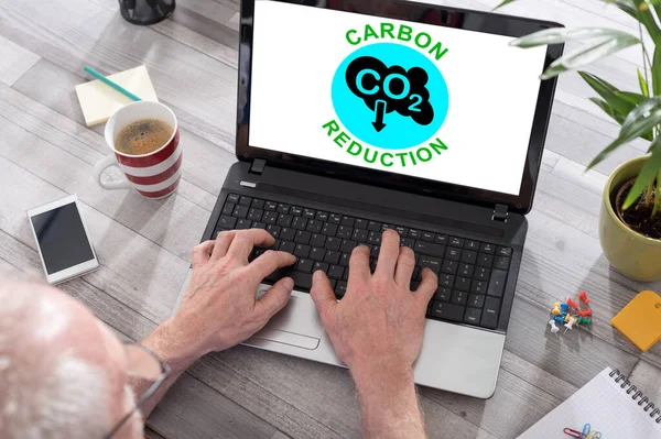 Concepto Reducción Carbono Mostrado Portátil Utilizado Por Hombre — Foto de Stock