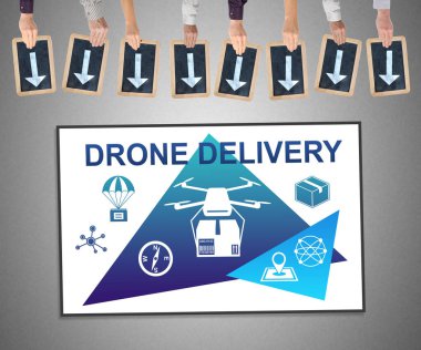 İHA teslimat kavramını gösteren oklarla yazı tahtası tutan eller.