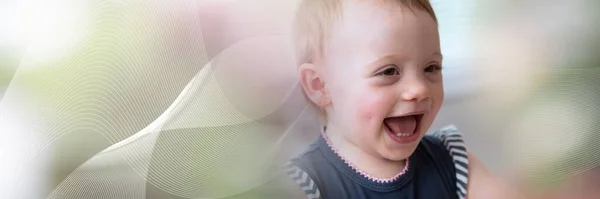 Retrato Bebê Bonito Feliz Menina Com Belo Sorriso Bandeira Panorâmica — Fotografia de Stock