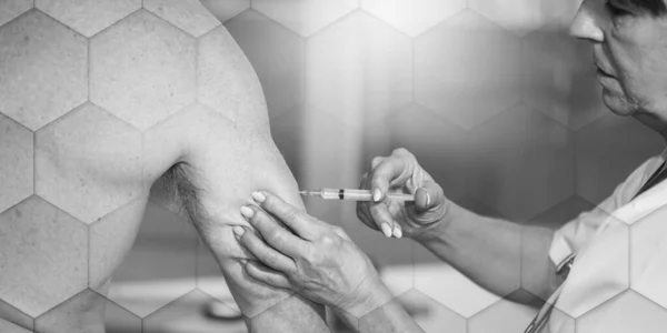 Ärztin Injiziert Impfstoff Arm Des Patienten Geometrisches Muster — Stockfoto