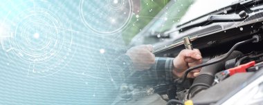 Araba tamircisi araba motoru tamir ediyor; panoramik pankart