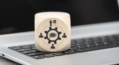 Dizüstü bilgisayar klavyesinde atölye konsepti sembolü olan tahta blok