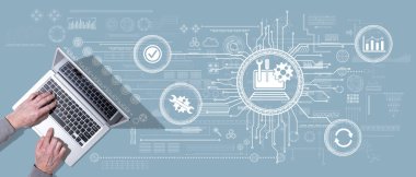 Sistem bakım kavramının sembolü olan dizüstü bilgisayar kullanan ellerin üst görünümü