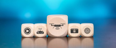 Mavi zemin üzerinde insansız hava aracı konsepti sembolü olan tahta bloklar