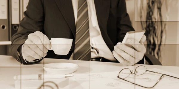 商人在休息时喝咖啡 用他的智能手机和几何图形 — 图库照片