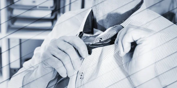 Uomo Affari Slacciare Cravatta Ufficio Modello Geometrico — Foto Stock