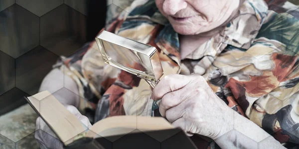 Mulher Velha Lendo Livro Com Uma Lupa Padrão Geométrico — Fotografia de Stock