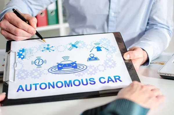 Geschäftsmann Zeigt Autonomes Auto Konzept Auf Klemmbrett — Stockfoto