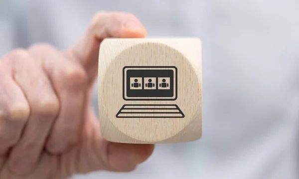 Kézben Tartja Egy Fából Készült Kocka Szimbólum Video Konferencia Koncepció — Stock Fotó