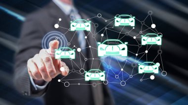 Adam dokunmatik ekranda akıllı araba konseptine parmaklarıyla dokunuyor.