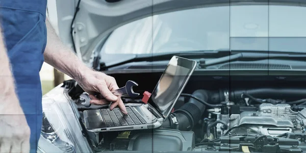 Mecânico Carro Usando Laptop Para Verificar Motor Carro Padrão Geométrico — Fotografia de Stock