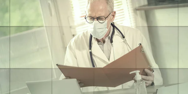 Ανώτερος Γιατρός Φορώντας Μια Ιατρική Μάσκα Προσώπου Και Εργάζονται Ιατρικά — Φωτογραφία Αρχείου