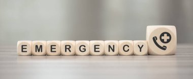 Tahta bloklar ve acil durum sembolü.