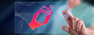 Bir adam dokunmatik ekranda 5G konseptine parmağıyla dokunuyor.