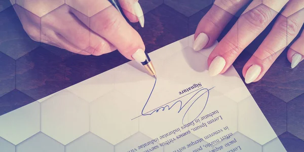 Mano Femenina Firmando Contrato Patrón Geométrico — Foto de Stock