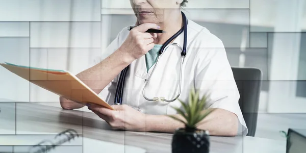 Γυναίκα Γιατρός Διαβάζει Μια Ιατρική Έκθεση Στο Γραφείο Γεωμετρικό Μοτίβο — Φωτογραφία Αρχείου