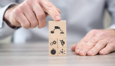 Teslimat konsepti sembollü tahta bloklar.