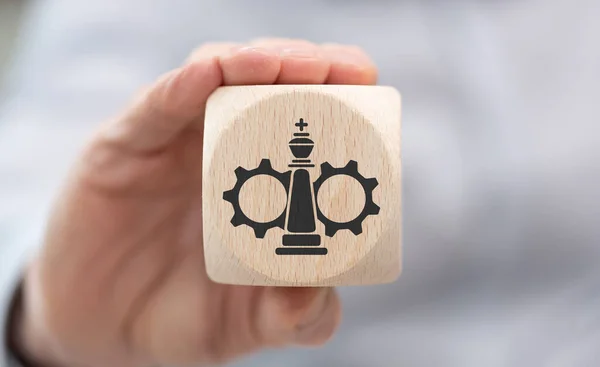 戦略的同盟概念の象徴と木製のキューブを保持手 — ストック写真