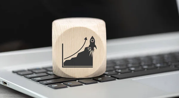 Houten Blok Met Symbool Voor Groei Concept Laptop Toetsenbord — Stockfoto