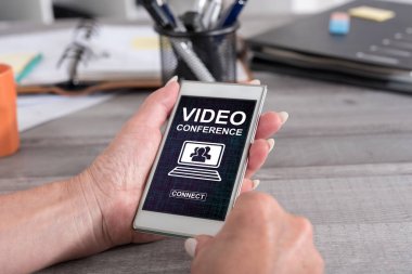 Video konferans konsepti ile akıllı telefon tutan kadın el