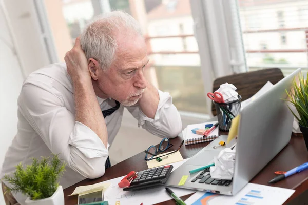 Überlasteter Senior Geschäftsmann Sitzt Unordentlichem Schreibtisch — Stockfoto