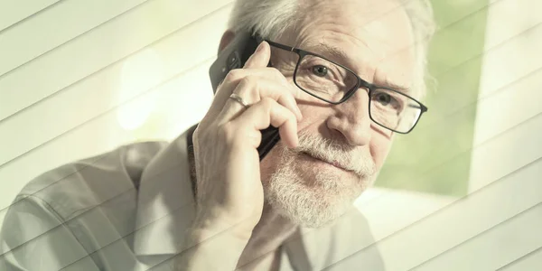 Portret Starszego Biznesmena Rozmawiającego Przez Telefon Komórkowy Geometryczny Wzór — Zdjęcie stockowe