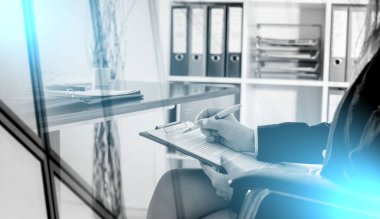 İş kadını panoya not alıyor; ışık efekti