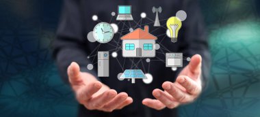 Akıllı ev kavramı, arka plandaki bir adamın ellerinden üstündür.