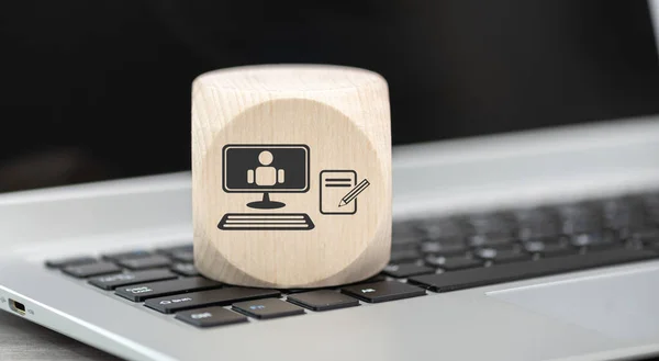 ノートパソコンのキーボード上のオンライン教育の概念のシンボルと木製のブロック — ストック写真