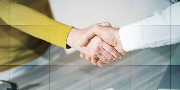 ビジネスウーマンとビジネスマンの握手幾何学模様 — ストック写真
