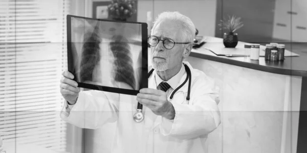 Oberarzt Betrachtet Röntgenbild Arztpraxis Geometrisches Muster — Stockfoto
